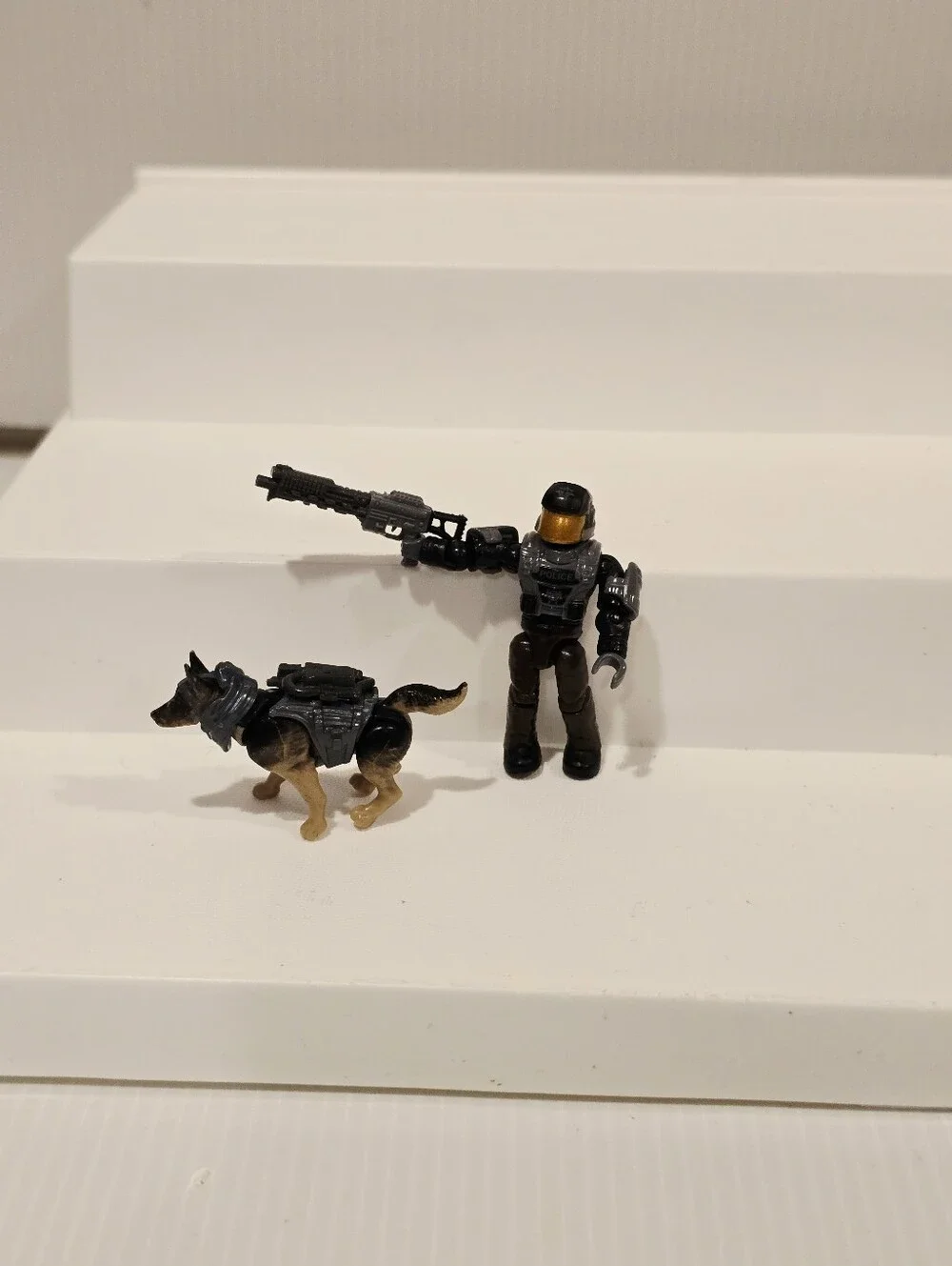 Mega Bloks Halo NMPD Officer and German Shepherd Figure Set
